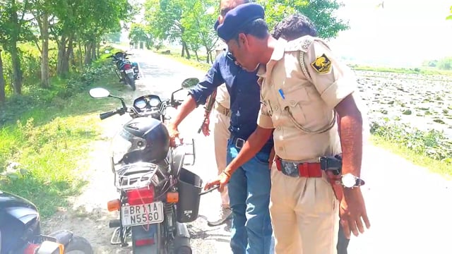 हसनगंज पुलिस ने राजा सड़क मोड़ में चलाया सघन वाहन जांच अभियान, 25 वाहनों की गई जांच