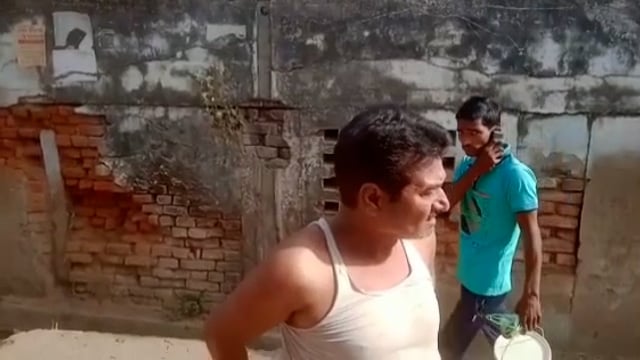 नल जल के पाइप में लिकेज रहने की वजह से लोगों के घरों तक नहीं पहुंच रहा पानी