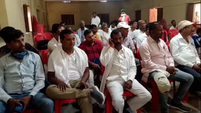 रहुई प्रखंड मुख्यालय में पंचायत समिति सदस्यों के बीच की गई बैठक।