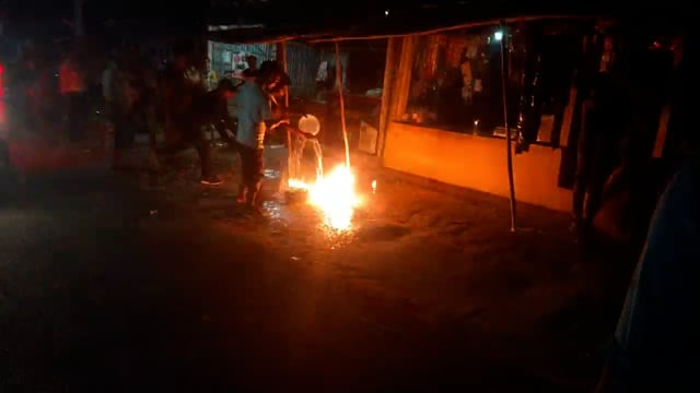 हसनगंज के कालसर हाट में ग्राहकों को पेट्रोल देने के क्रम में पेट्रोल डब्बे में मोमबत्ती से लगी आग बाल-बाल बचे दुकानदार

