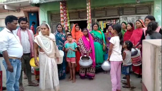 वेना थाना क्षेत्र के वेना बाजार प्यास बुझाने के लिए बूंद-बूंद के लिए तरह रहे लोग प्यास बुझाने के लिए आइसक्रीम का सहारा,