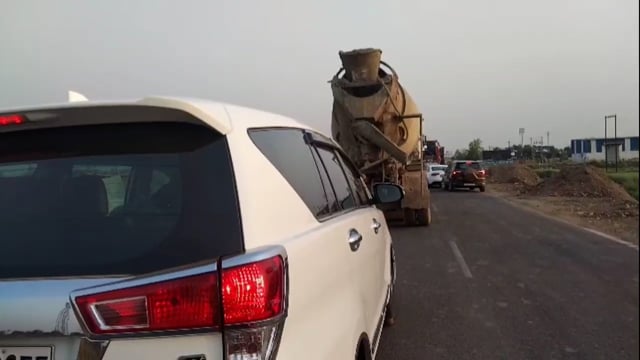 वेना थाना क्षेत्र के वेना बाजार के समीप सिंगल रोड में गाड़ियों की आवागमन में हो रही है दिक्कत।