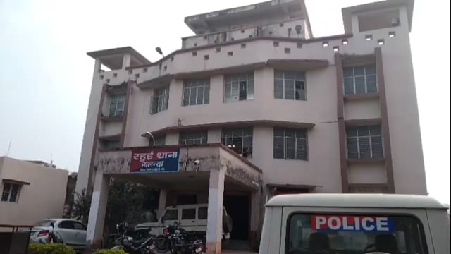 रहुई थाना क्षेत्र के हवनपूरा गांव से पुलिस ने आरोपी को किया गिरफ्तार।