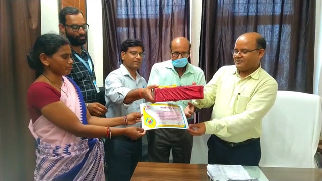 हसनगंज प्रखंड मुख्यालय के बीडीओ कक्ष में प्रखंड विकास पदाधिकारी रितेश कुमार ने आशा कार्यकर्ताओं को किया पुरस्कार भेंट