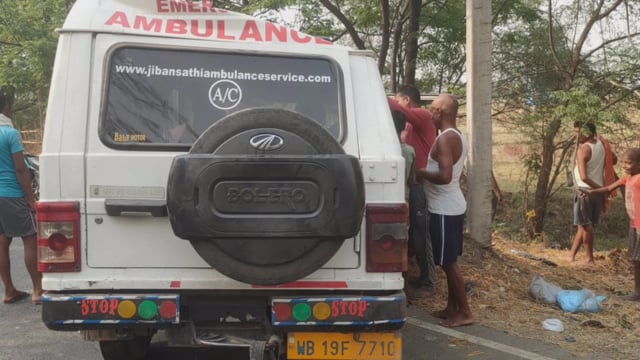 एंबुलेंस ने बिजली के पोल में मारी टक्कर, कोई हताहत नहीं