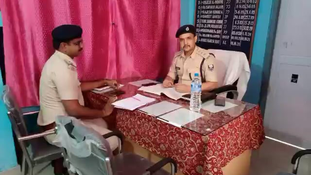 मुख्यालय डीएसपी ने धोरैया थाना का किया निरीक्षण, थानाध्यक्ष को क्राइम कंट्रोल के दिए निर्देश