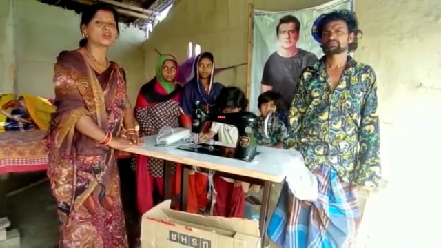 सोनू सूद फाउंडेशन की तरफ से सिमरी बख्तियारपुर प्रखंड के भटोंनी पंचायत निवासी मोहम्मद रिजवान को मिला सिलाई मशीन