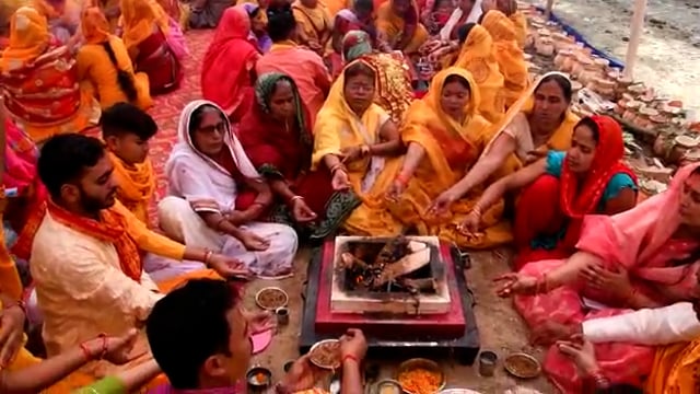 सागरपुर गांव में 24 कुंडीय गायत्री महायज्ञ में हवन करते श्रद्धालु