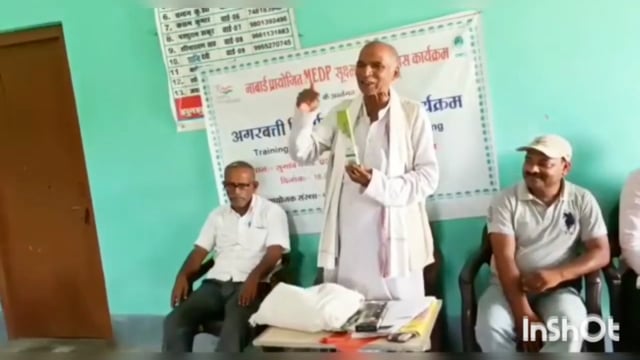 सुगौली के सुगांव कोठी में कृषक विकास समिति ने महिलाओं को अगरबती बनाने का दिया प्रशिक्षण।