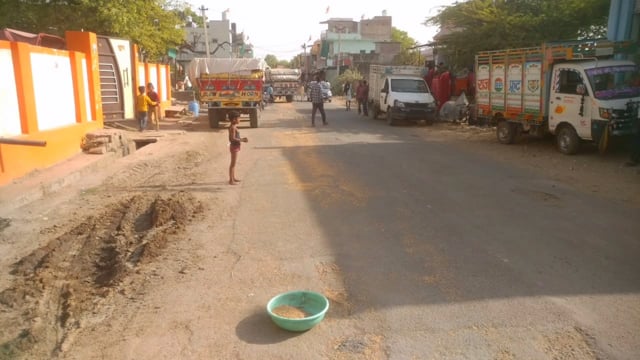 क्षतिग्रस्त सड़क मार्ग का खामियाजा उठा रहे हैं किसान