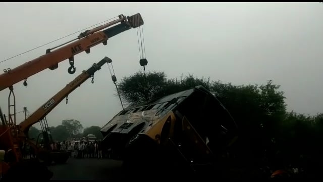 भागलपुर हंसडीहा मुख्य मार्ग मोहनपुर इंटर स्तरीय उच्च विद्यालय के समीप ट्रक खड़ी बस में जोरदार टक्कर मार दी