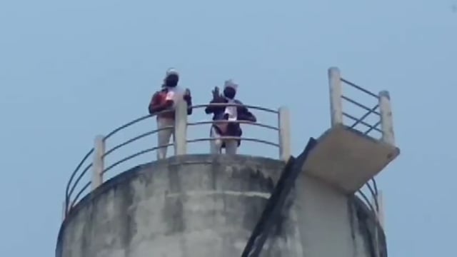 चिमूर तालुक्यातील नेरी येथे जलशुद्धीकरण व पिण्याच्या पाण्यासाठी प्रहारचे पाण्याच्या टाकीवर चढून विरुगिरी आंदोलन