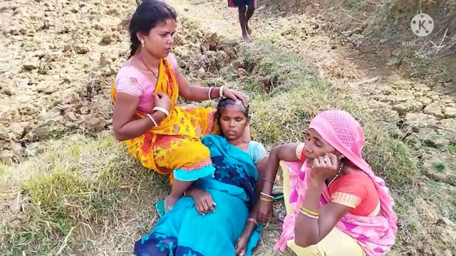 जंगल से सूखी लकड़ी चुनकर लौट रही महिला रास्ते में मूर्छित होकर गिरी ग्रामीणों ने एंबुलेंस को कॉल कर पहुंचाया अस्पताल