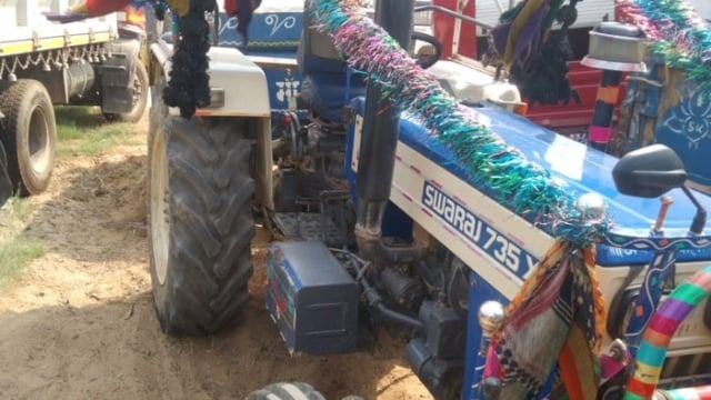 चानन  : मलिया रोड से ओवरलोड दो बालू ट्रेक्टर को पुलिस ने किया जब्त। 