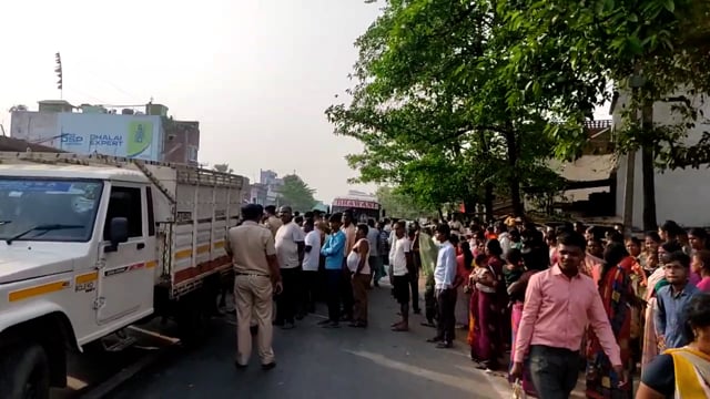 स्कॉर्पियो के झटका से गिरे बाइक सवार को ट्रक ने कुचला, मौत