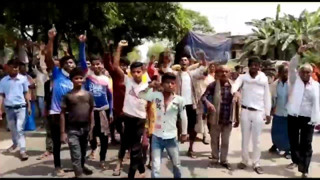 हत्या के विरोध में शव की बरामदगी को लेकर गुस्साए ग्रामीणों ने किया थाने का घेराव। 24 अप्रैल को महिला हुई थी गायब।