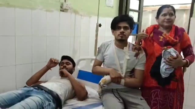 सोसंदी गांव के समीप ट्रैक्टर और स्कूटी की टक्कर में दो युवक जख्मी।