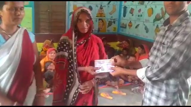 हसनगंज के आंगनबाड़ी केंद्र संख्या 60 में बच्चों के अभिभावकों के बीच पोशाक राशि का वितरण किया गया
