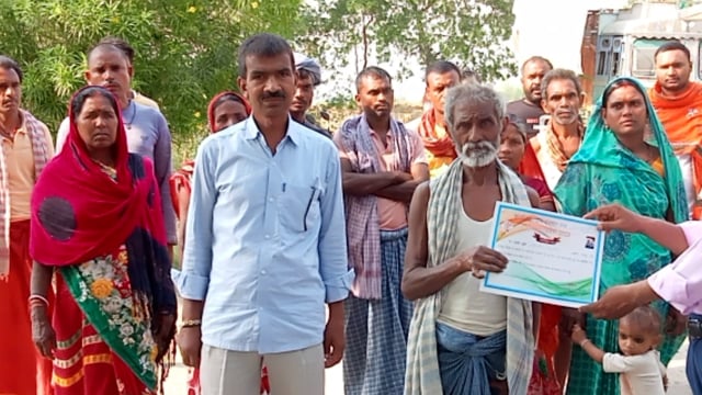 थरथरी प्रखंड में पंचायत तकनीकी सहायक एबं पंचायत रोजगार सेवक के द्वारा चार मजदूरों को प्रशस्ति पत्र देकर सम्मानित किया 