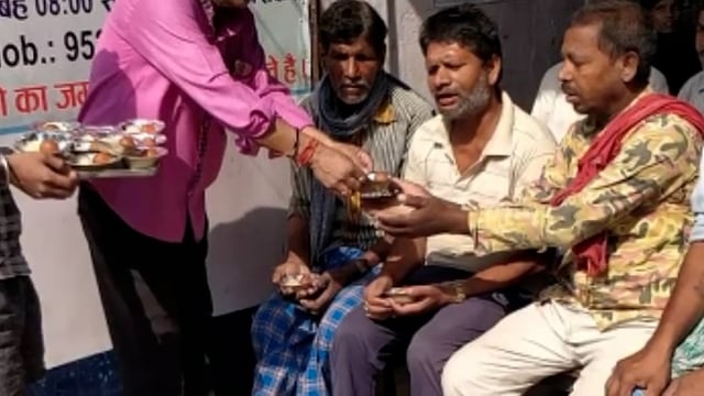 अमरपुर : मजदूर दिवस पर मजदूरों को मिठाई खिला कर किया सम्मानित l