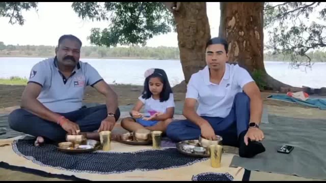 कलेक्टर कुलदीप शर्मा पुलिस अधीक्षक प्रफुल्ल ठाकुर व कलेक्टर की बिटिया ने खाया बोरे बासी