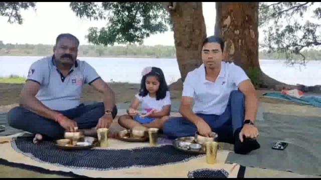 कलेक्टर कुलदीप शर्मा उनकी बेटी व पुलिस अधीक्षक में खाया बोरे बासी