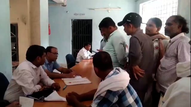 मंदिर पुर के समीप अनियंत्रित ट्रक ने बाइक सवार को कुचला, मौके पर हुई मौत, के बाद पदाधिकारी लक्ष्मण कुमार, सीओ रंजीत कु,