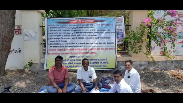 महाराष्ट्र दिनाच्या मुहूर्तावर आटपाडी पंचायत समिती गटविकास अधिकाऱ्यांच्या मनमानी विरोधात अशोक जुगदर यांचे आंदोलन
