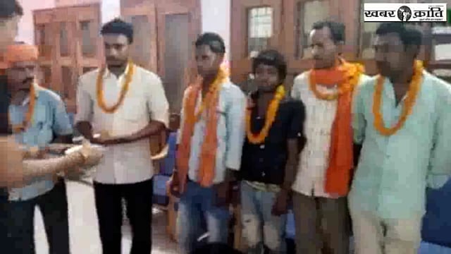 राज मजदूर सभा के प्रदेश अध्यक्ष बैकुंठपुर विश्राम गृह में मजदूरों का किए सम्मान