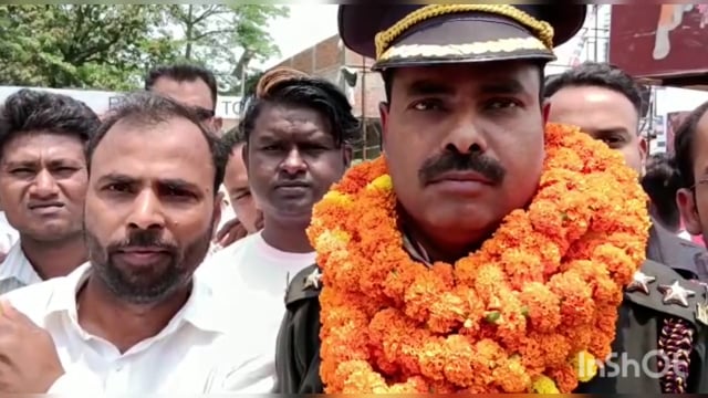 सुगौली निवासी आर्मी कैप्टेन मो मजनैन के रिटायर होकर सुगौली पहुंचने पर हुआ भव्य स्वागत।