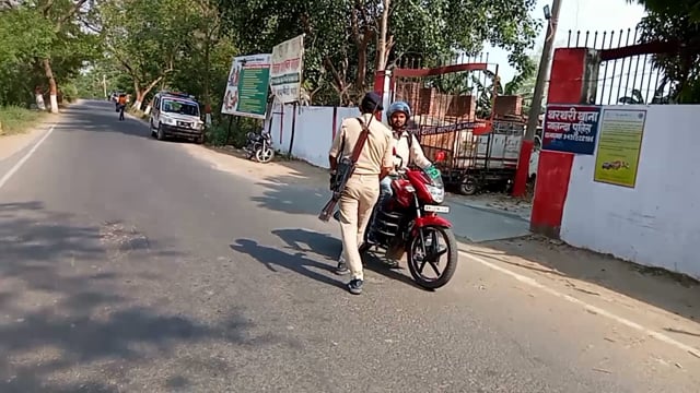 थरथरी थाना गेट के समीप थाना अध्यक्ष पप्पू कुमार सघन वाहन चेकिंग अभियान चलाया ,एक वाहन से 500 का काटा जुर्माना

