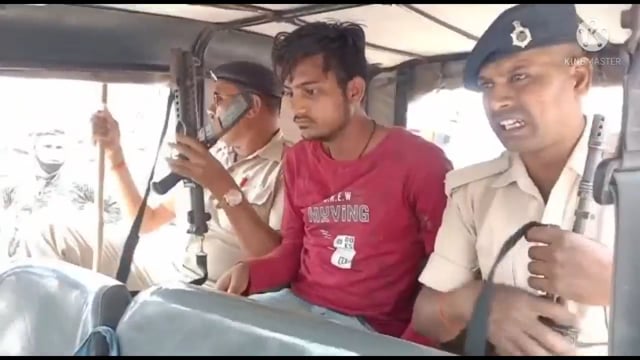 जहानाबाद के अरवल मोड़ पर महिला से मोबाइल चोरी करते एक युवक को लोगों ने रंगे हाथ पकड़ा किया पुलिस के हवाले।