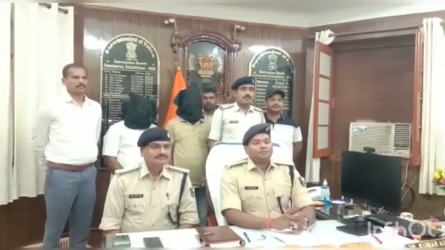 सुगौली पुलिस को मिली बड़ी सफलता।दो अंतरराष्ट्रीय तस्करों को करीब 3 करोड़ रुपये के 10 किलो चरस,हिरण के दो सिंग सहित पकड़ा।