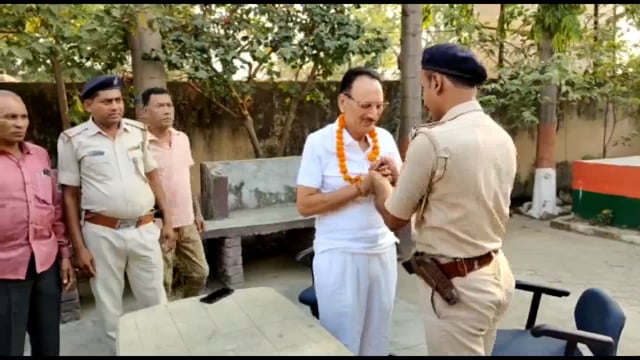 बिंद थाना परिसर में सेवानिवृत एसआई को नम आंखो से दी गयी विदाई 