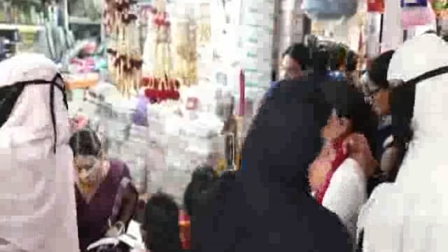 ईद पर्व को लेकर हिलसा बाजार में उमड़ी ग्राहकों की भीड़,जमकर हुई खरीदारी