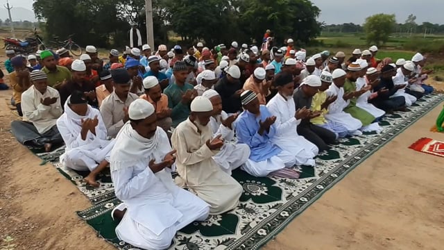 चानन  : भलूई गांव स्थित इदगाह में ईद त्योहार का नमाज अदाकर एक-दूसरे को दी ईद का मुबारक। 