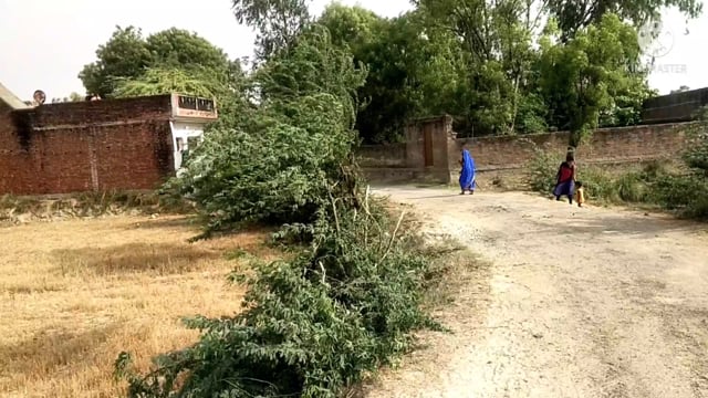 प्रतापगढ़ जिले के बिहार ब्लाक के करमाजीत पट्टी के शिवगढ़ गांव में इंडियन नेवी के मुकेश यादव गांव के रास्ते को कराया साथ