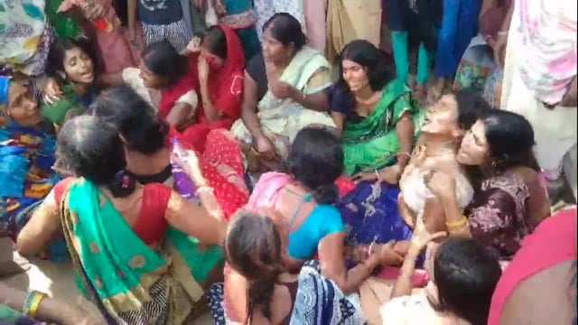 मंदिल पुर के समीप अनियंत्रित ट्रक ने बाइक सवार को कुचला मौके पर हुई मौत,मृतक के परिजनों को मुखिया संघ के अध्यक्ष धर्मेंद