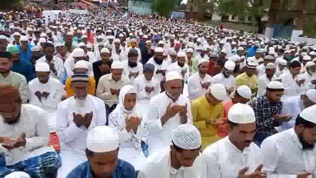 कुरमा शाही ईदगाह में ईद की नमाज को लेकर उमड़े मुस्लिम समुदाय के लोग, सुरक्षा व्यवस्था रही मुस्तैद