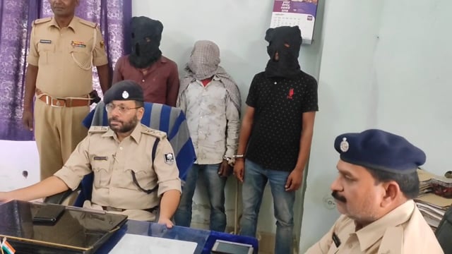 सिमरी बख्तियारपुर थाना क्षेत्र के सीतानाबाद में पुलिस ने भारी मात्रा में विदेशी शराब क्या बरामद तीन गिरफ्तार
