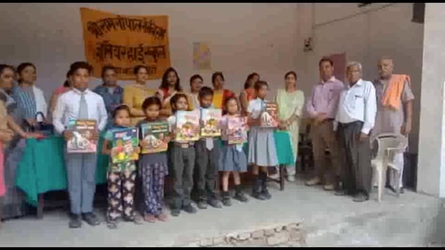 लखीमपुर-खीरी : पलिया की यथार्थ सेवा समिति ने बच्चों को वितरित की यूनीफार्म एवं पाठ्य पुस्तकें