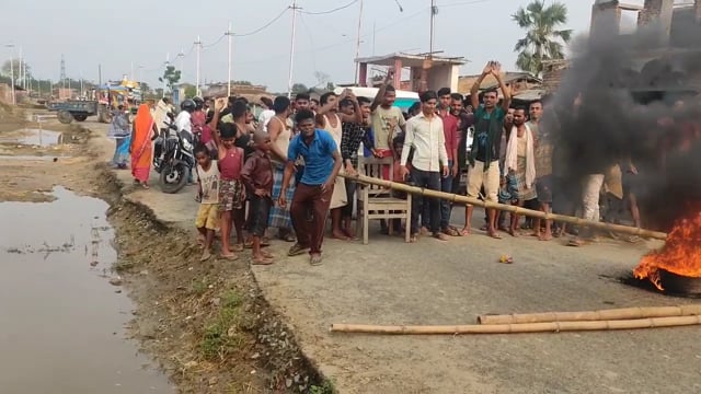 सड़क निर्माण मांग को लेकर सिमरी बख्तियारपुर सोनबरसा राज् एनएच 107 के भटपुरा गांव के समीप ग्रामीणों ने कर दिया सड़क जाम