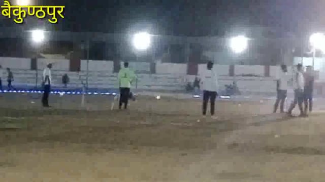 मिनी स्टेडियम में चल रहे क्रिकेट मैच में खिलाड़ी व ऐंपायर की हुई तिखी बहस