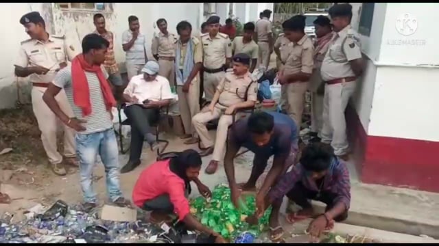 समाहर्ता बांका के आदेशानुसार उत्पाद कार्यालय के समीप 1212 लीटर देसी- विदेशी शराब का किया गया विष्टीकरण