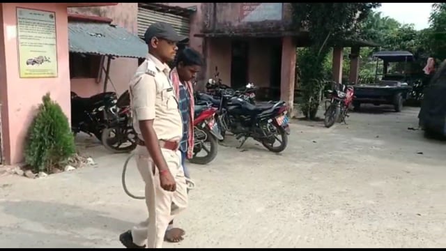 हसनगंज के मोहली टोला गांव के सड़क पर से एक शराबी को पुलिस ने पकड़ कर भेजा जेल 