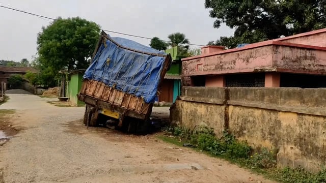 सिमरी बख्तियारपुर प्रखंड के पीचडीकार्यालय के समीप अनाज से लदा ट्रक पलटने से बाल-बाल बचा, दिनभर गड्ढे में फंसी रही ट्रक