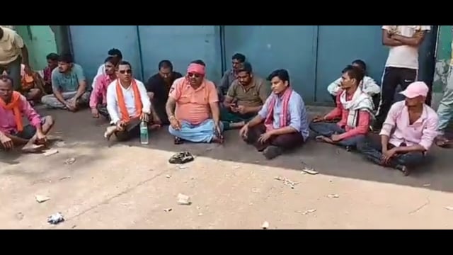 नंदन स्टील प्लांट का घेराव कर मृतक मजदूर परिवार के साथ न्याय करने मजदूरों ने किया हंगामा