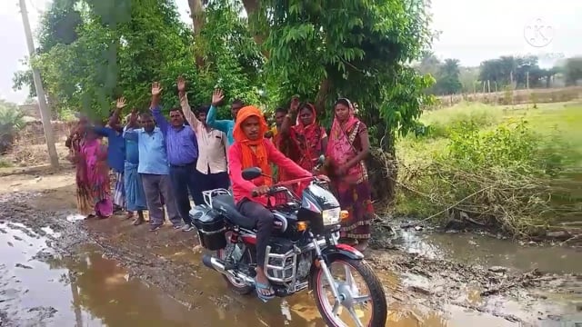 कीचड़ में  चलने को मजबूर इटवा के आदिवासी ग्रामीणों ने किया प्रदर्शन जनप्रतिनिधि पर अनदेखी करने का लगाया आरोप