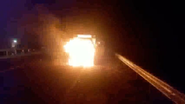 भगलपुरा मोड़ के समीप चलती पिकअप वाहन में अचानक लगी आग, धू-धू कर जला वाहन