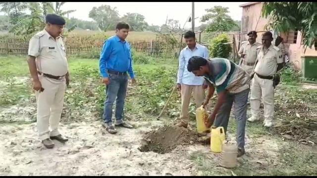 हसनगंज थाना प्रांगण में 12 लीटर देसी चुलाई शराब का किया गया विनष्टीकरण                                       
